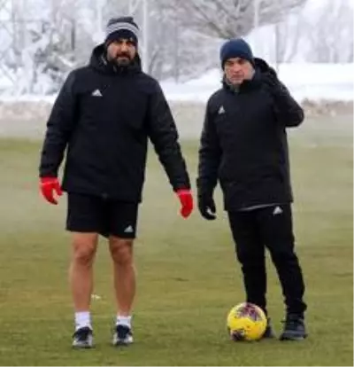 Rıza Çalımbay: Mert Hakan'ı Trabzonspor maçında riske etmeyebiliriz Rıza Çalımbay: Mert Hakan'ı Trabzonspor maçında riske etmeyebiliriz