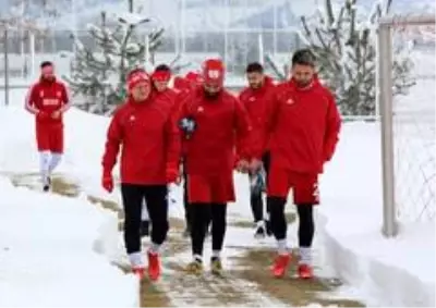 Rıza Çalımbay: Mert Hakan'ı Trabzonspor maçında riske etmeyebiliriz Rıza Çalımbay: Mert Hakan'ı Trabzonspor maçında riske etmeyebiliriz