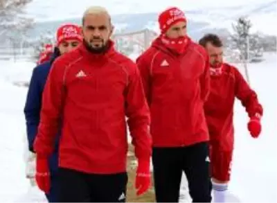 Rıza Çalımbay: Mert Hakan'ı Trabzonspor maçında riske etmeyebiliriz Rıza Çalımbay: Mert Hakan'ı Trabzonspor maçında riske etmeyebiliriz
