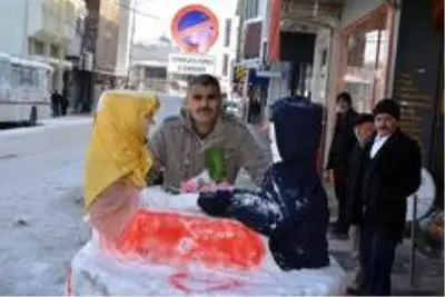 Sevgililer Günü'ne özel kardan sevgili yaptılar