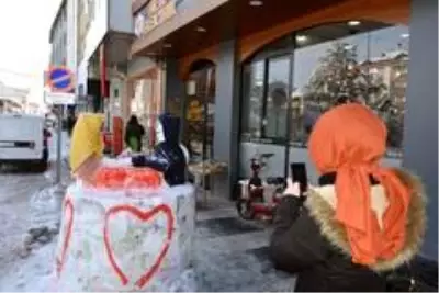 Sevgililer Günü'ne özel kardan sevgili yaptılar Sevgililer Günü'ne özel kardan sevgili yaptılar
