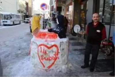 Sevgililer Günü'ne özel kardan sevgili yaptılar Sevgililer Günü'ne özel kardan sevgili yaptılar