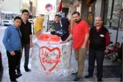 Sevgililer Günü'ne özel kardan sevgili yaptılar Sevgililer Günü'ne özel kardan sevgili yaptılar