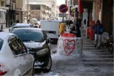 Sevgililer Günü'ne özel kardan sevgili yaptılar Sevgililer Günü'ne özel kardan sevgili yaptılar