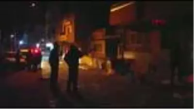 Sinir krizi geçirdi, evdeki eşyaları sokağa fırlattı