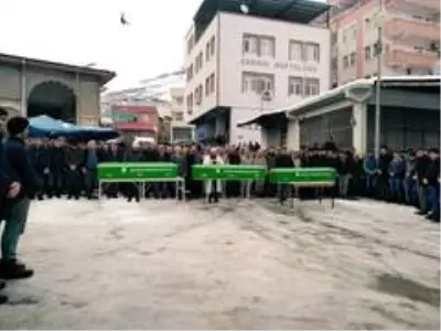 Taziye dönüşü hayatını kaybeden 3 kişi toprağa verildi