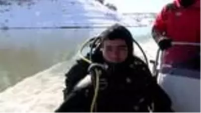 Tunceli gülistan doku'yu bulmak için buz tutan göle dalış yaptılar