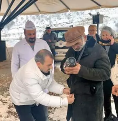 Tunceli Valisi Sonel kabanını soğukta üşüyen engelli vatandaşa giydirdi