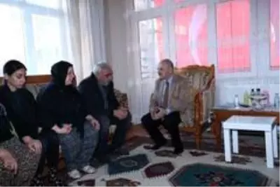 Vali Çakacak, Şehit Karaca'nın ailesini evinde ziyaret etti Vali Çakacak, Şehit Karaca'nın ailesini evinde ziyaret etti