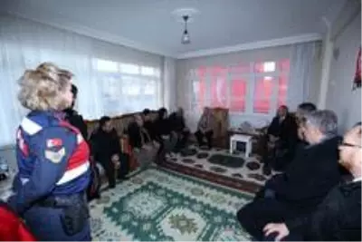 Vali Çakacak, Şehit Karaca'nın ailesini evinde ziyaret etti Vali Çakacak, Şehit Karaca'nın ailesini evinde ziyaret etti