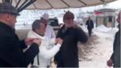 Vali sonel, üşüyen 'hıdır onbaşı'ya kabanını verdi