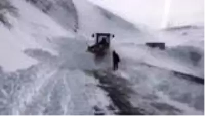Artvin-Ardahan kara yolu Sahara Geçidi'nde çığ düştü