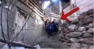 Artvin'de Dereiçi İlkokulu öğrencileri, okula gidebilmek için 384 basamak tırmanıyor