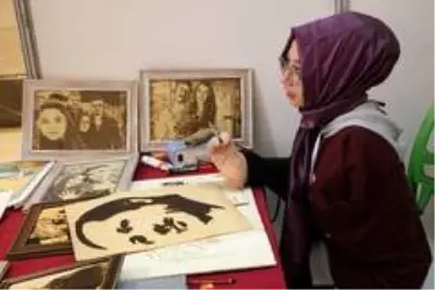 Ayağıyla yaptığı sanatını dünya çapında ilerletmek istiyor Ayağıyla yaptığı sanatını dünya çapında ilerletmek istiyor