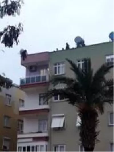 Ayrı yaşadığı eşi gönderdiği çiçeği kabul etmeyince intihara kalkıştı Ayrı yaşadığı eşi gönderdiği çiçeği kabul etmeyince intihara kalkıştı