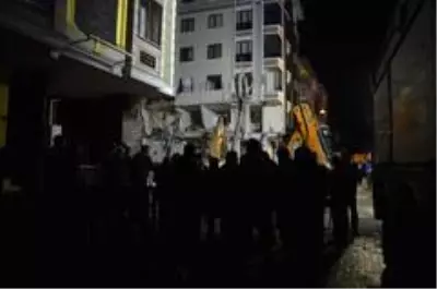 Bahçelievler'de yıkılan binanın çevresi güvenlik çemberine alındı