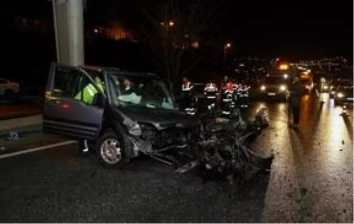 Beyoğlu'nda bariyerlere çarpan otomobilin sürücüsü ağır yaralandı