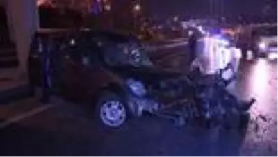 Beyoğlu'nda bariyerlere çarpan otomobilin sürücüsü ağır yaralandı