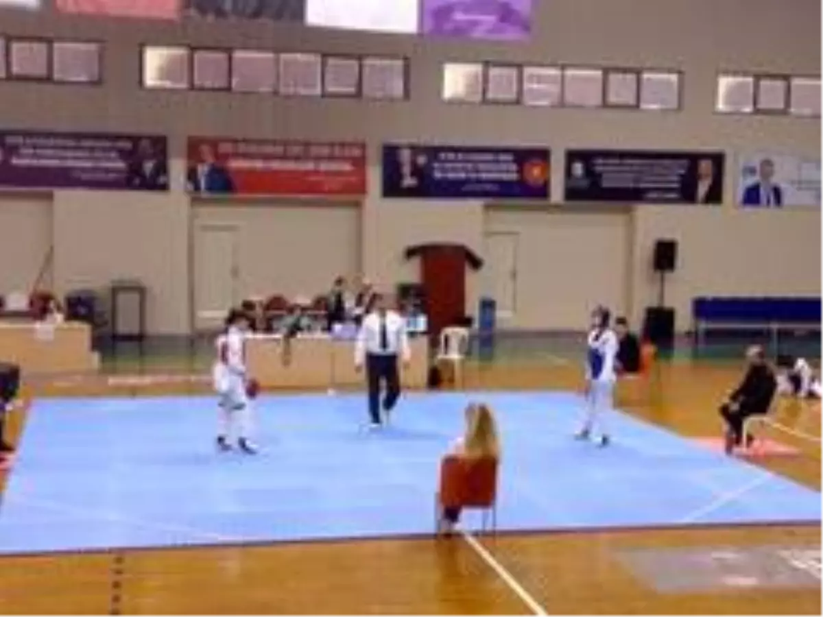 Burhaniye'de İmam Hatip öğrencisi tekvandoda il birincisi oldu