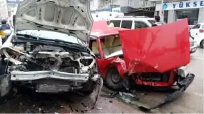 Bursa'da iki otomobil çarpıştı: 4 yaralı