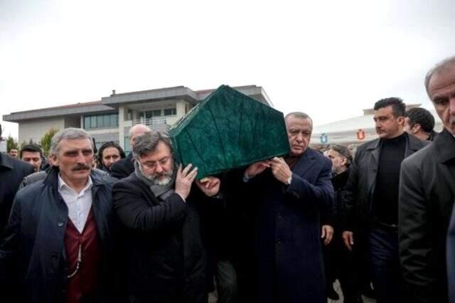 Cumhurbaşkanı Erdoğan, 'Abimiz' dediği Alaaddin Şahin'in tabutuna omuz verdi