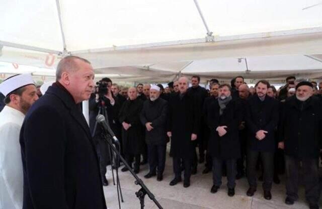 Cumhurbaşkanı Erdoğan, 'Abimiz' dediği Alaaddin Şahin'in tabutuna omuz verdi