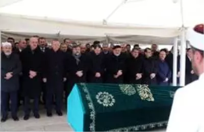 Cumhurbaşkanı Erdoğan, 'Abimiz' dediği Alaaddin Şahin'in tabutuna omuz verdi Cumhurbaşkanı Erdoğan, 'Abimiz' dediği Alaaddin Şahin'in tabutuna omuz verdi