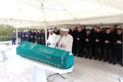 Cumhurbaşkanı Erdoğan, 'Abimiz' dediği Alaaddin Şahin'in tabutuna omuz verdi Cumhurbaşkanı Erdoğan, 'Abimiz' dediği Alaaddin Şahin'in tabutuna omuz verdi