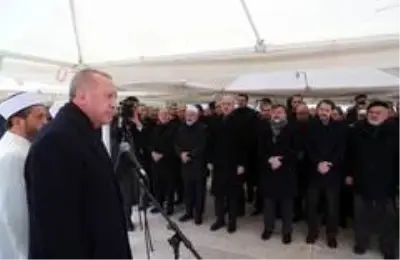 Cumhurbaşkanı Erdoğan, 'Abimiz' dediği Alaaddin Şahin'in tabutuna omuz verdi Cumhurbaşkanı Erdoğan, 'Abimiz' dediği Alaaddin Şahin'in tabutuna omuz verdi