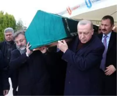 Cumhurbaşkanı Erdoğan, 'Abimiz' dediği Alaaddin Şahin'in tabutuna omuz verdi Cumhurbaşkanı Erdoğan, 'Abimiz' dediği Alaaddin Şahin'in tabutuna omuz verdi