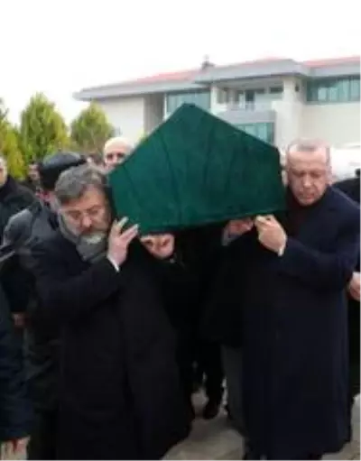 Cumhurbaşkanı Erdoğan, 'Abimiz' dediği Alaaddin Şahin'in tabutuna omuz verdi Cumhurbaşkanı Erdoğan, 'Abimiz' dediği Alaaddin Şahin'in tabutuna omuz verdi
