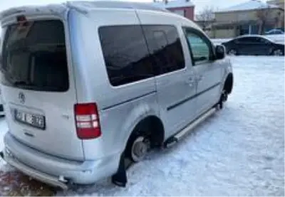 Elazığ'da 2 aracın 7 lastiği çalındı