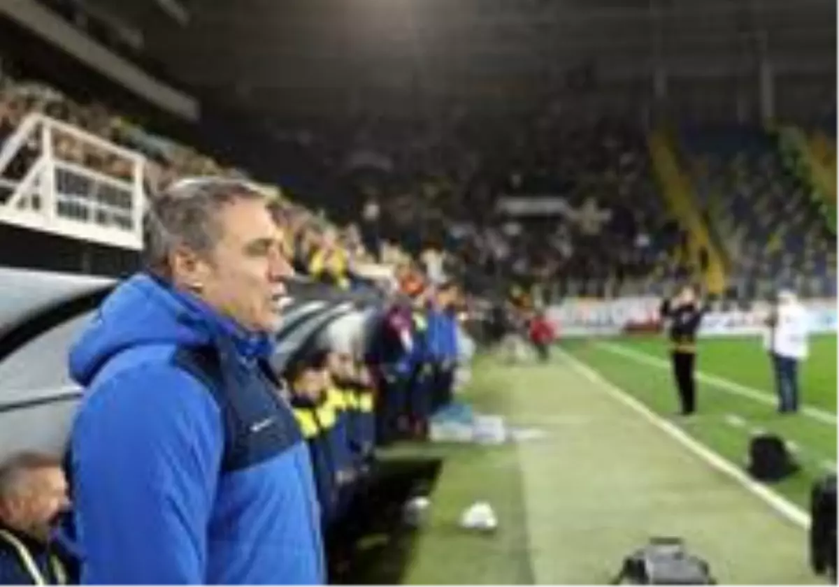 Fenerbahçe taraftarı, teknik direktör Ersun Yanal'ı istifaya çağırdı