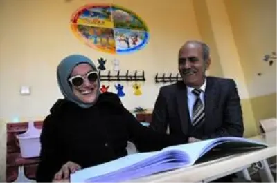 Görme engelli kız 2 ayda Kur'an-ı Kerim okumayı öğrendi Görme engelli kız 2 ayda Kur'an-ı Kerim okumayı öğrendi