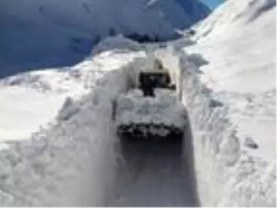 Hakkari'de kar, iş makinesinin boyunu aştı