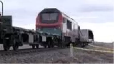 Hemzemin geçitten geçmeye çalışan kamyonete yük treni çarptı: 1 ölü