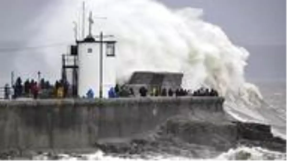 İngiltere'de etkili olan Dennis fırtınası 1 kişinin ölümüne neden oldu