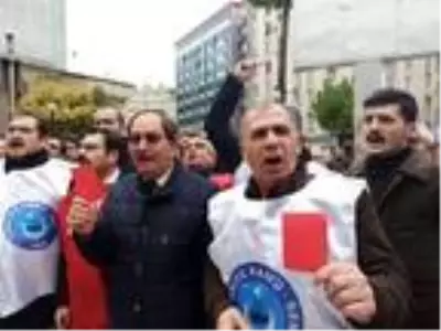 İşçilerden belediye başkanına 'kırmızı kart'