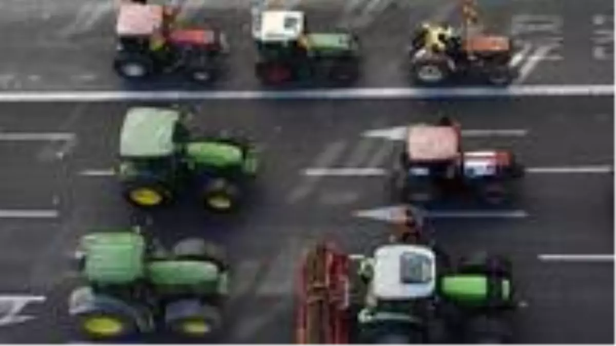 İspanya'nın üçüncü büyük kentinde çiftçiler traktörleri ile sokağa çıktı