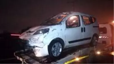 İzmir'de bariyerlere çarpan hafif ticari araç takla attı: 2 yaralı