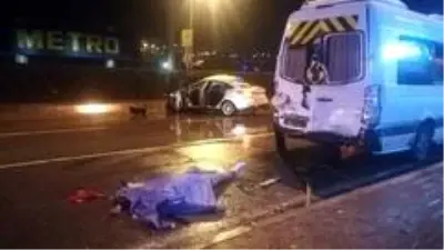 İzmir'de minibüse çarparak takla atan otomobil sürücüsü öldü