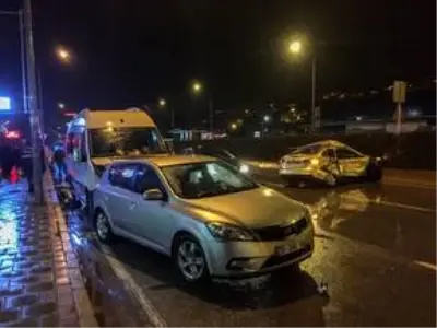 İzmir'de park halindeki araçlara çarparak devrilen otomobilin sürücüsü öldü