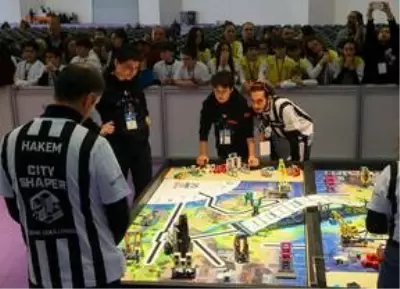 İzmir'de robot tasarlayan çocuklar yeteneklerini sergiledi