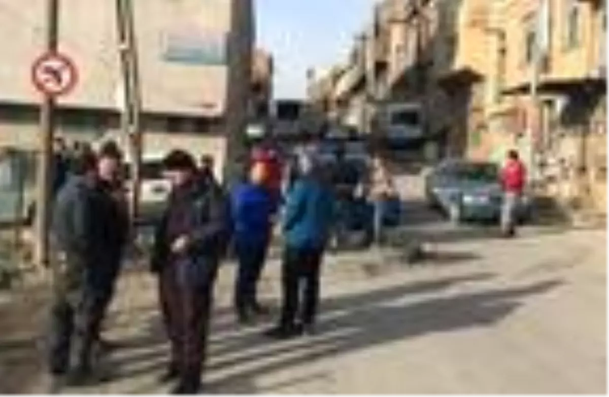 Kendilerine ait olduğunu iddia ederek yolu trafiğe kapattılar