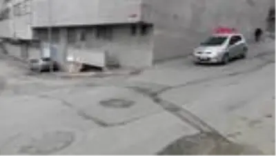 Kendilerine ait olduğunu iddia ederek yolu trafiğe kapattılar