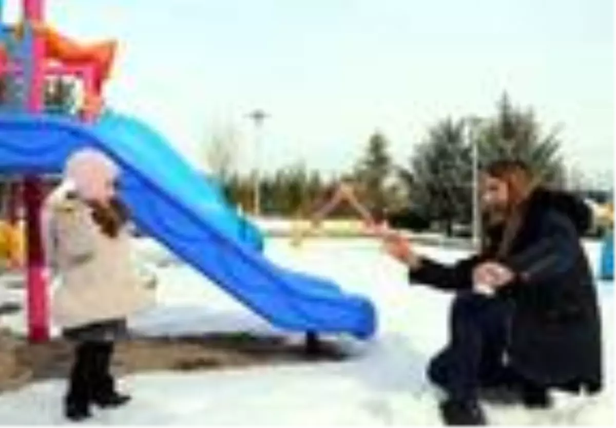 'Koronavirüs' karantinasının taburcu edilen en küçük üyesi Naz'ın büyük sevinci