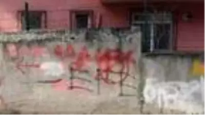 Mahallenin duvarlarına çizilen müstehcen resimler tepki çekti Mahallenin duvarlarına çizilen müstehcen resimler tepki çekti