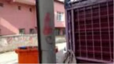 Mahallenin duvarlarına çizilen müstehcen resimler tepki çekti Mahallenin duvarlarına çizilen müstehcen resimler tepki çekti