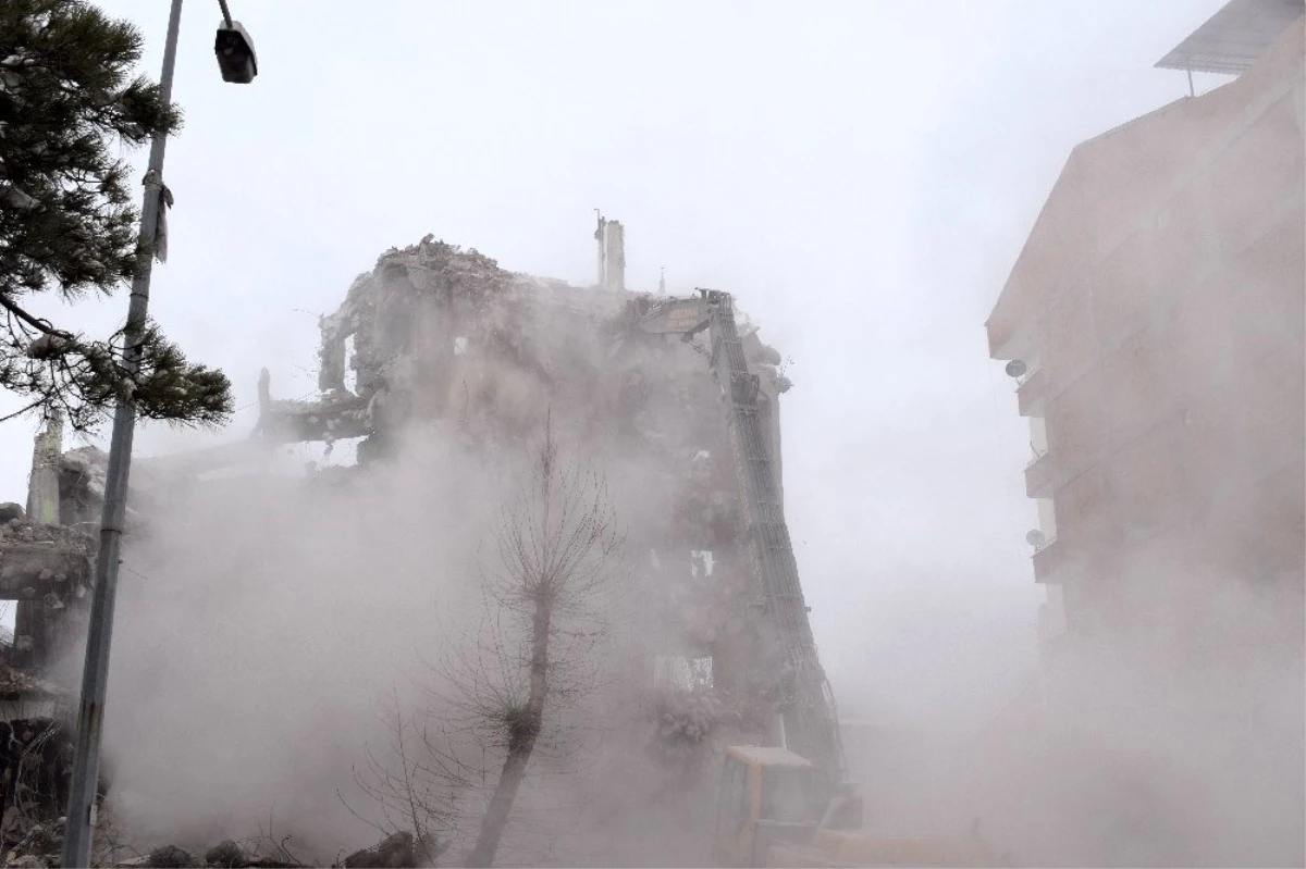 Malatya'da deprem öncesi boşaltılan binalar da yıkılıyor - Haberler
