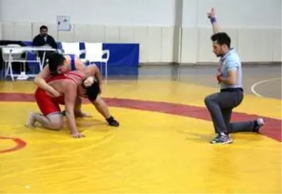 Malatya'da okullararası güreş şampiyonası yapıldı Malatya'da okullararası güreş şampiyonası yapıldı